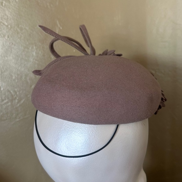 ELABORATE 1940s\' TAUPE TILT FELT HAT WITH FELT \